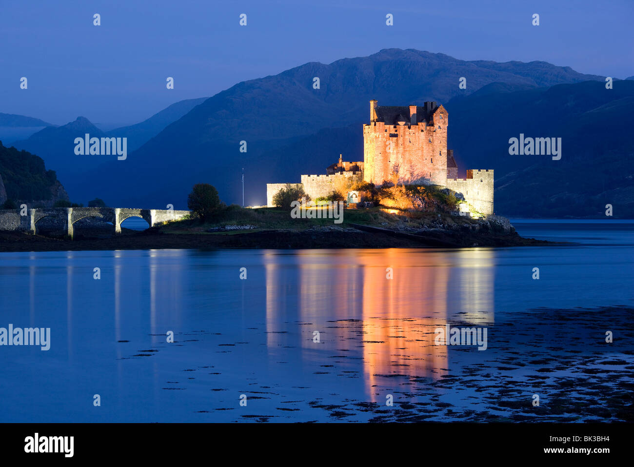 Eilean Donan Castle beleuchtet in der Nacht am Loch Duich in der Nähe von Kyle of Lochalsh, Highland, Schottland, Vereinigtes Königreich, Europa Stockfoto