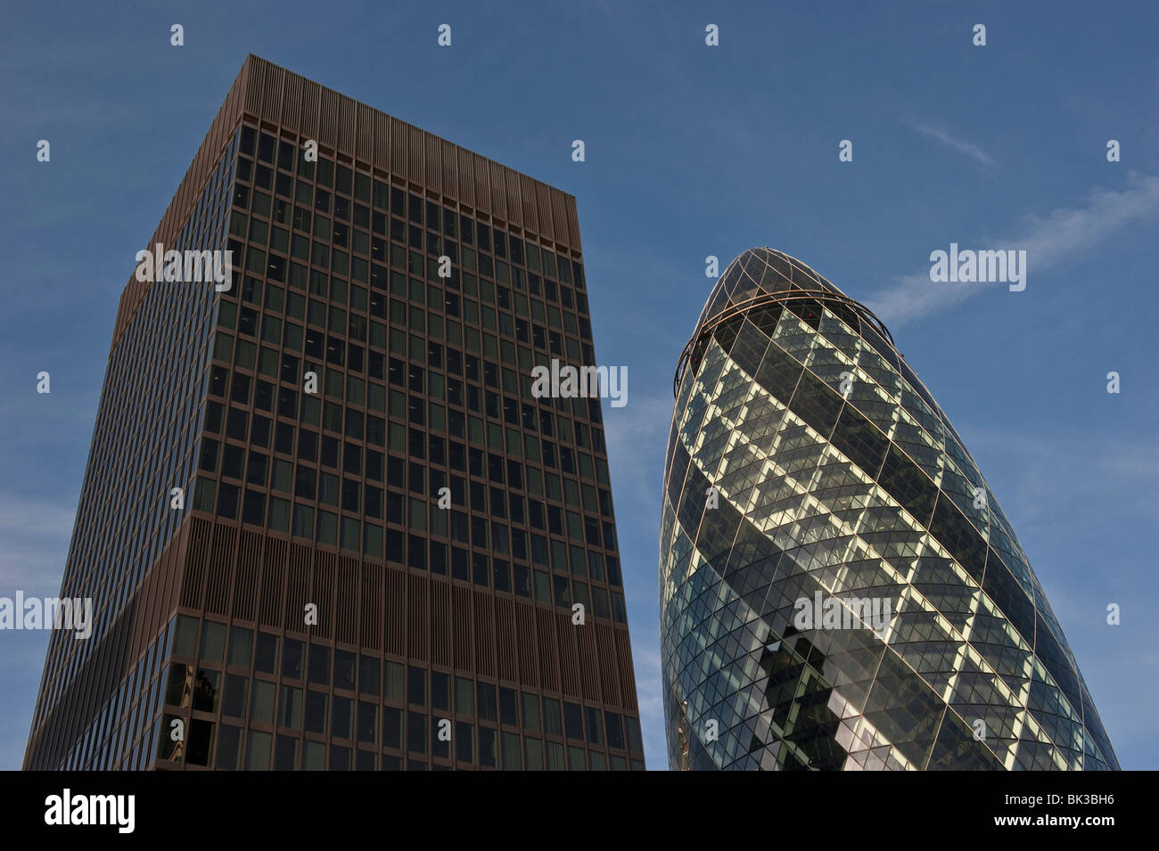 30 St Mary Axe auch bekannt als den "Gherkin" Tower in London, England, UK. Stockfoto