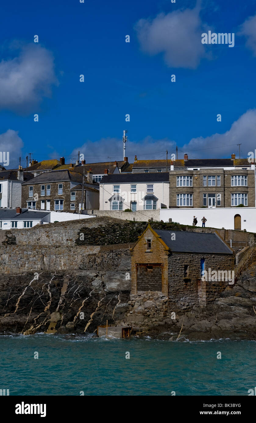 Die alte Rettungsstation in Porthleven Hafen in Cornwall.  Foto von Gordon Scammell Stockfoto