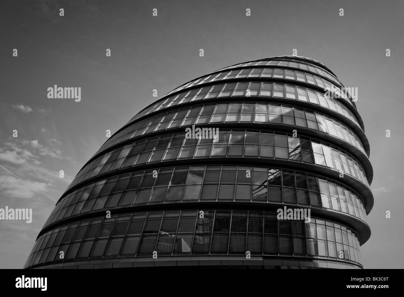 Regierungsgebäude, die durch den Fluss Themse in London Stockfoto