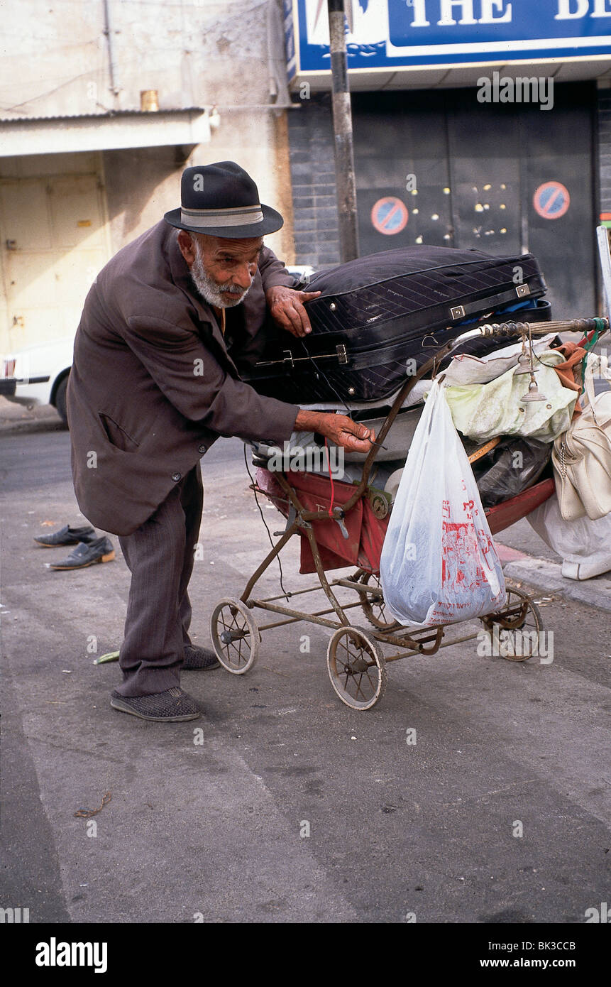 Ein Mann mit seinen Besitz in einen Kinderwagen, Israel Stockfoto