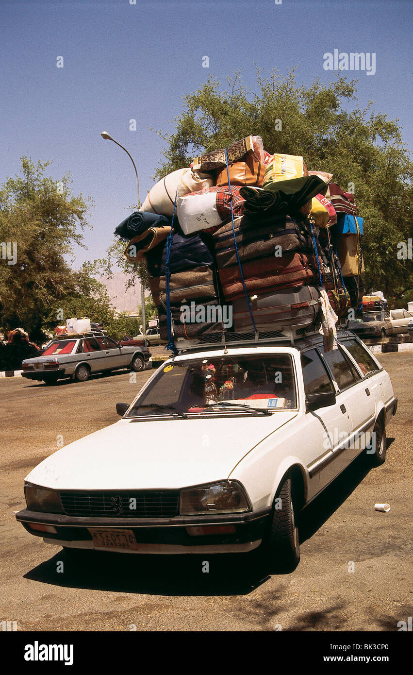 Kisten und Koffer im Kofferraum des Autos, im Freien Stockfotografie - Alamy
