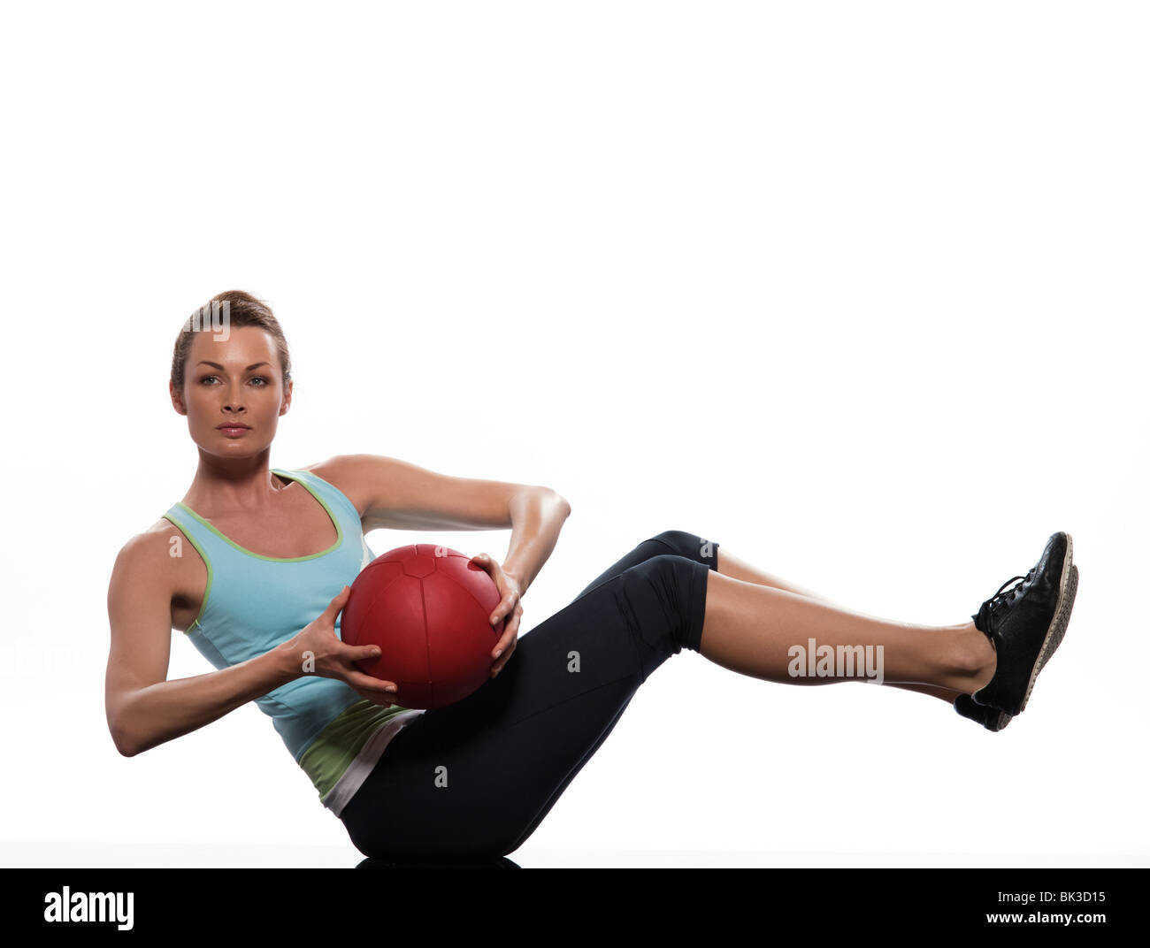Frau mit Fitness-Ball Worrkout Haltung Übung Bauchmuskeln trainieren Körperhaltung auf weißem Hintergrund Studio isoliert Stockfoto