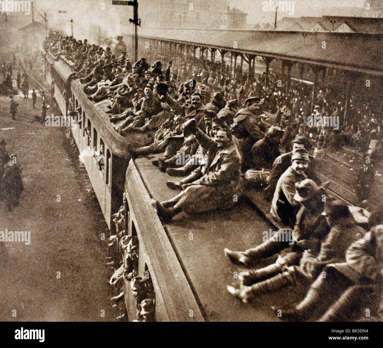 Italienische, serbische und russische Kriegsgefangene verlassen Budapest auf dem Heimweg nach dem ersten Weltkrieg. Stockfoto