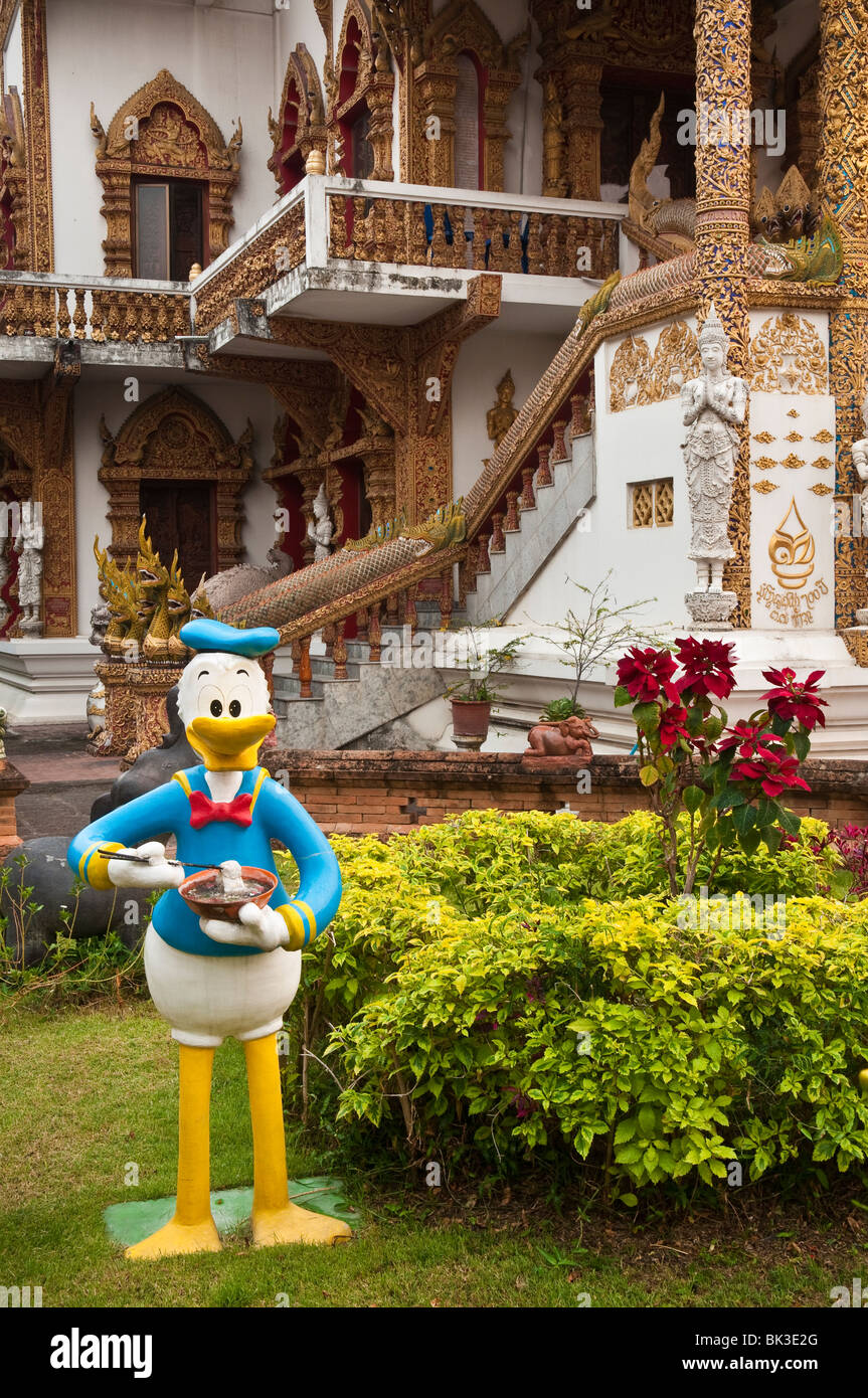 Donald Duck mit Schüssel Nudeln-Statue im Wat Bupparam buddhistischer Tempel in Chiang Mai, Thailand. Stockfoto
