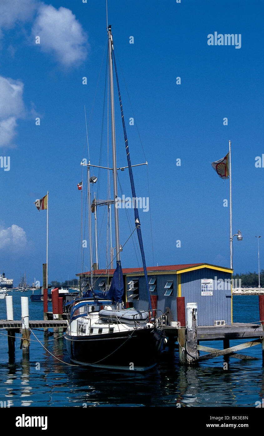 Ein Segelboot, das an einem Dock in Nassau, Bahamas, festgebunden ist Stockfoto