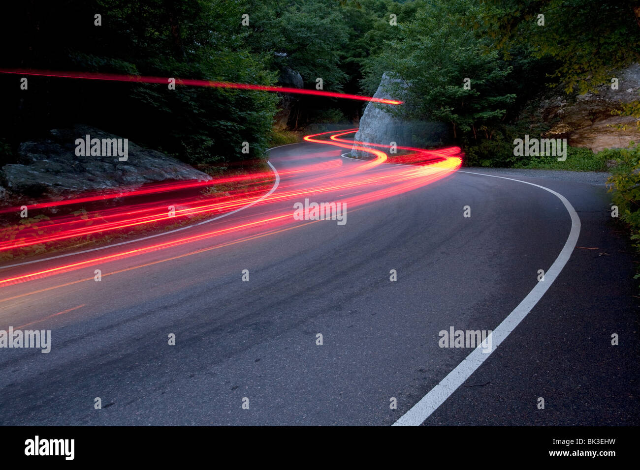 Kurvenreiche Straße durch den Berg, Langzeitbelichtung Auto Licht am Mt Mansfield, Vermont, USA Stockfoto
