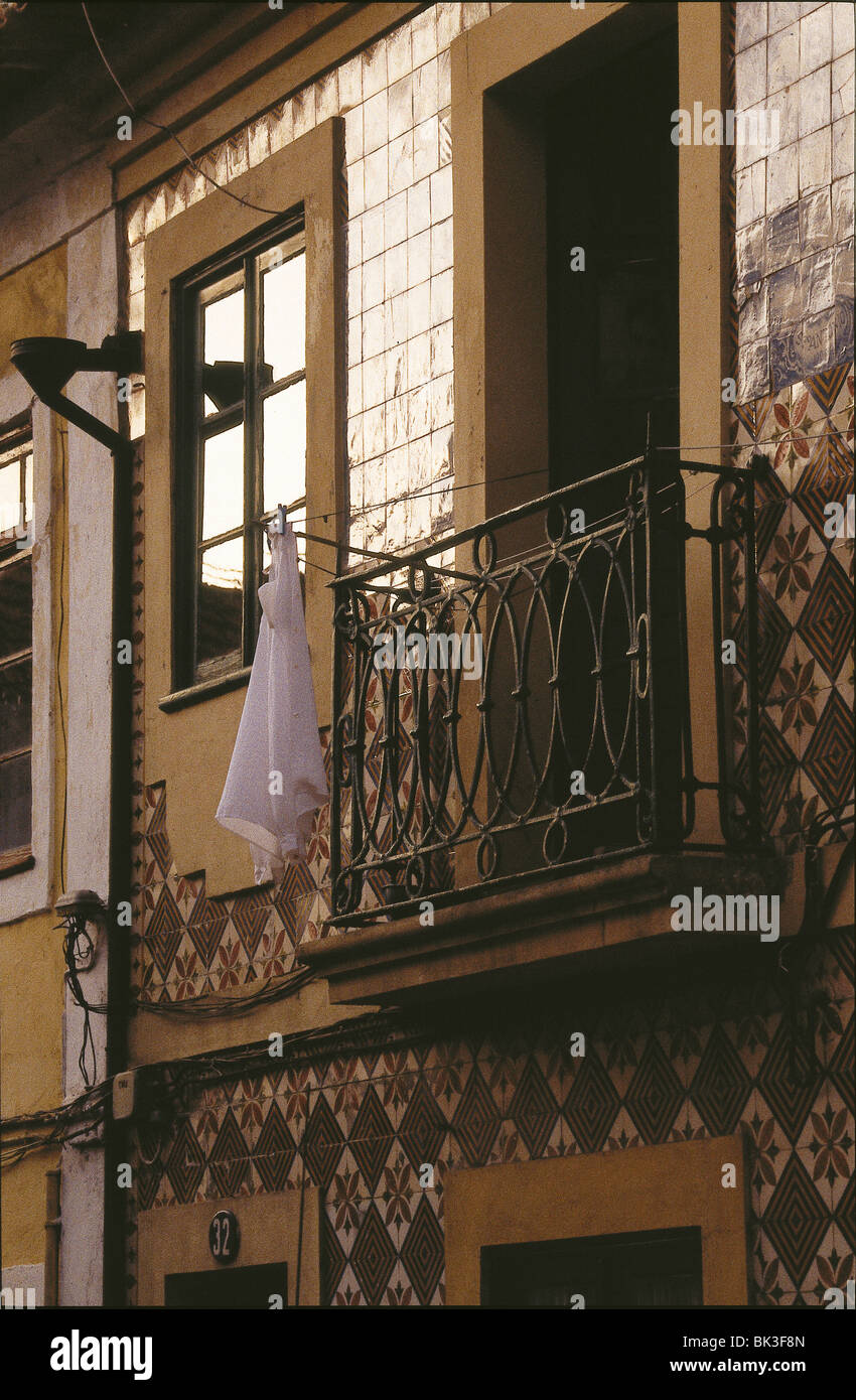 Weisse Bluse mit Schulterpolstern hängen vom Balkon, Portugal Stockfoto