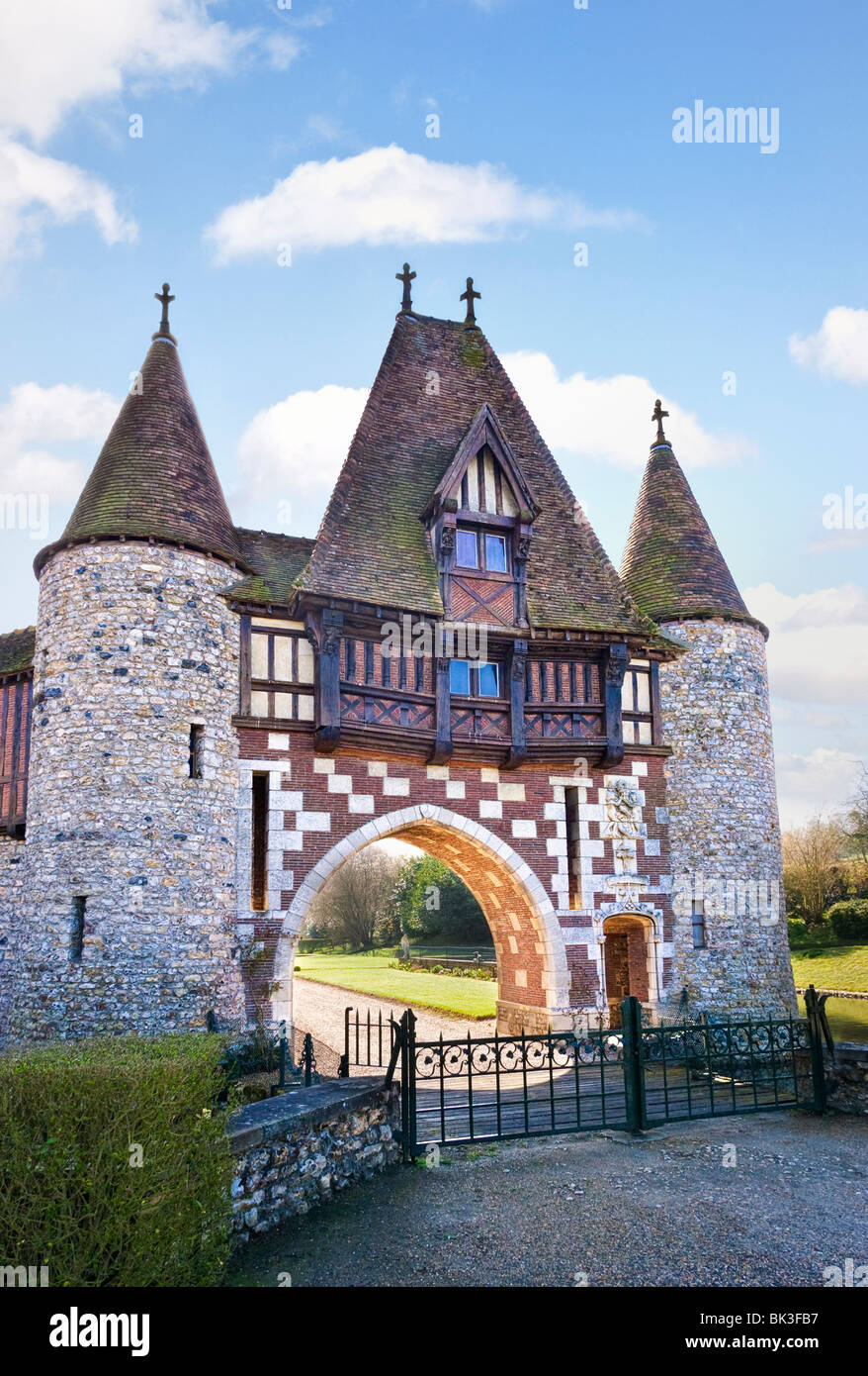 Traditionelles mittelalterliches Torhaus in einem Schloss der Normandie im Pays D'Auge, Normandie, Frankreich Stockfoto