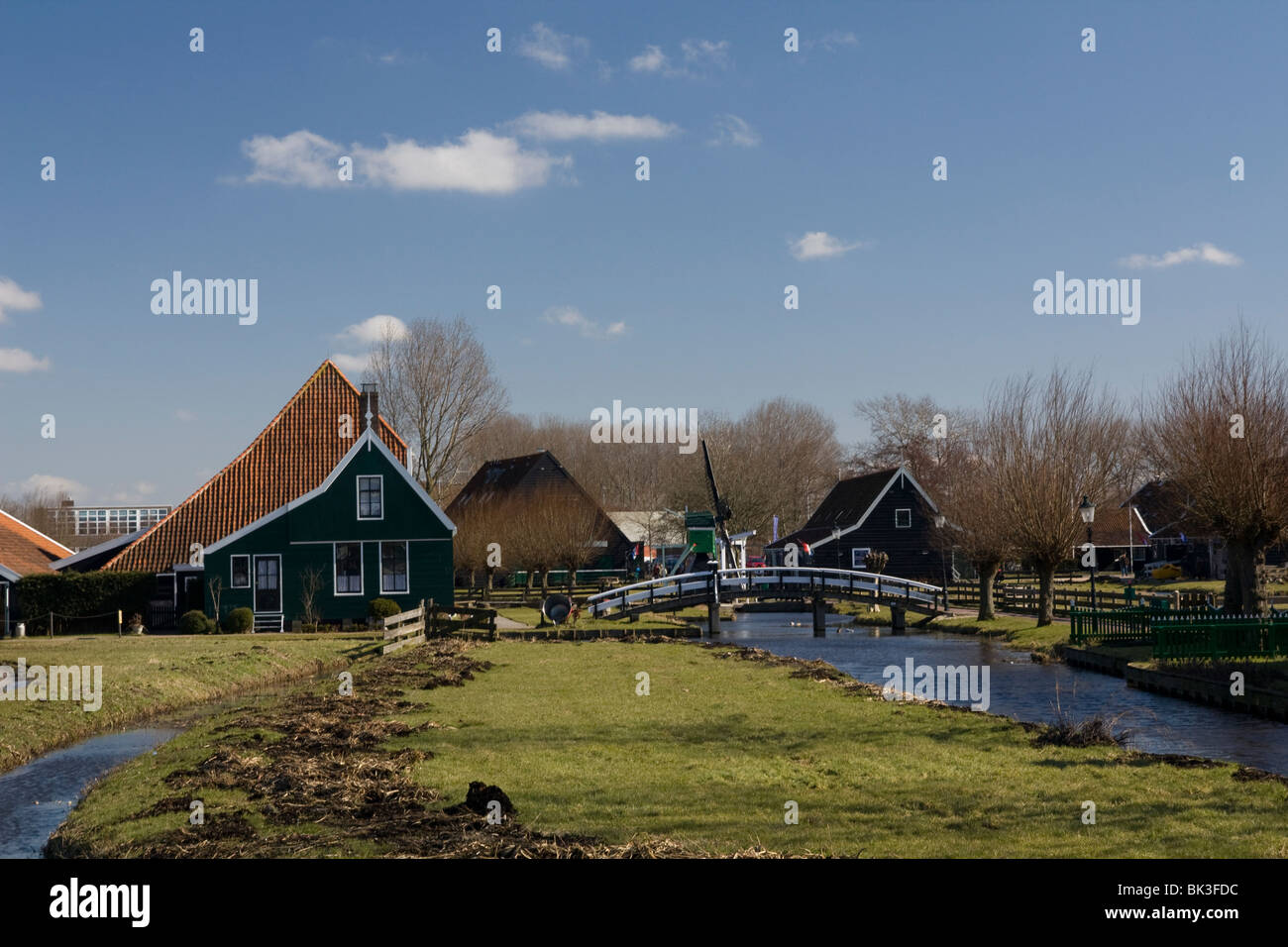 Windmühle Dorf entlang Kanal mit Holzbrücke im Zaans Musuam, Niederlande, Europa Stockfoto