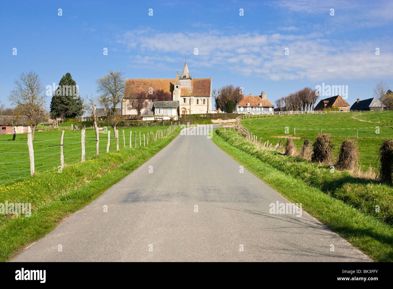 Pays d ' Auge Szene - Dorf von Putot-En Auge in Calvados, Normandie, Frankreich, Europa Stockfoto