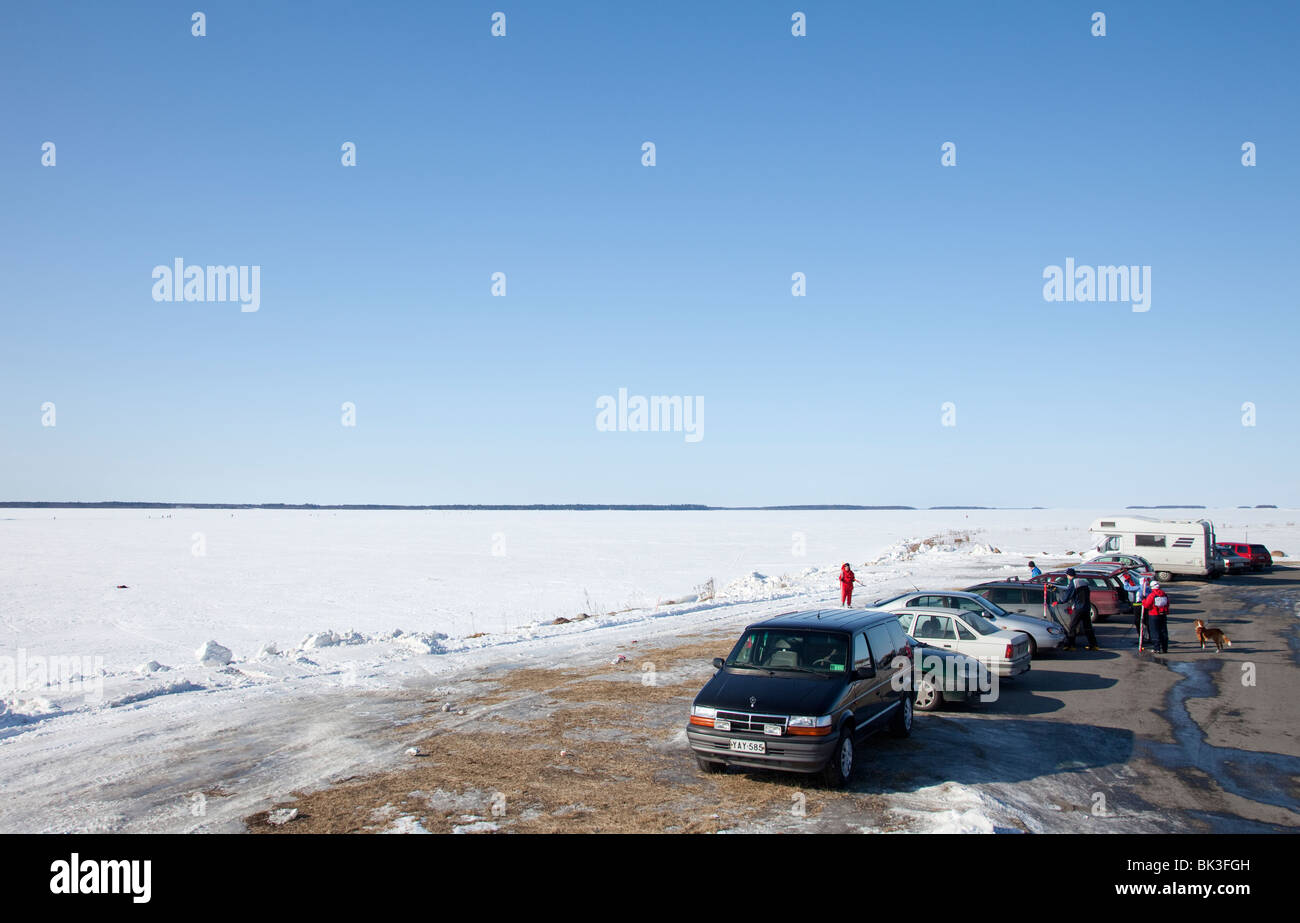 Autos geparkt am Strand Autobahn Parkplatz im Winter, Finnland Stockfoto