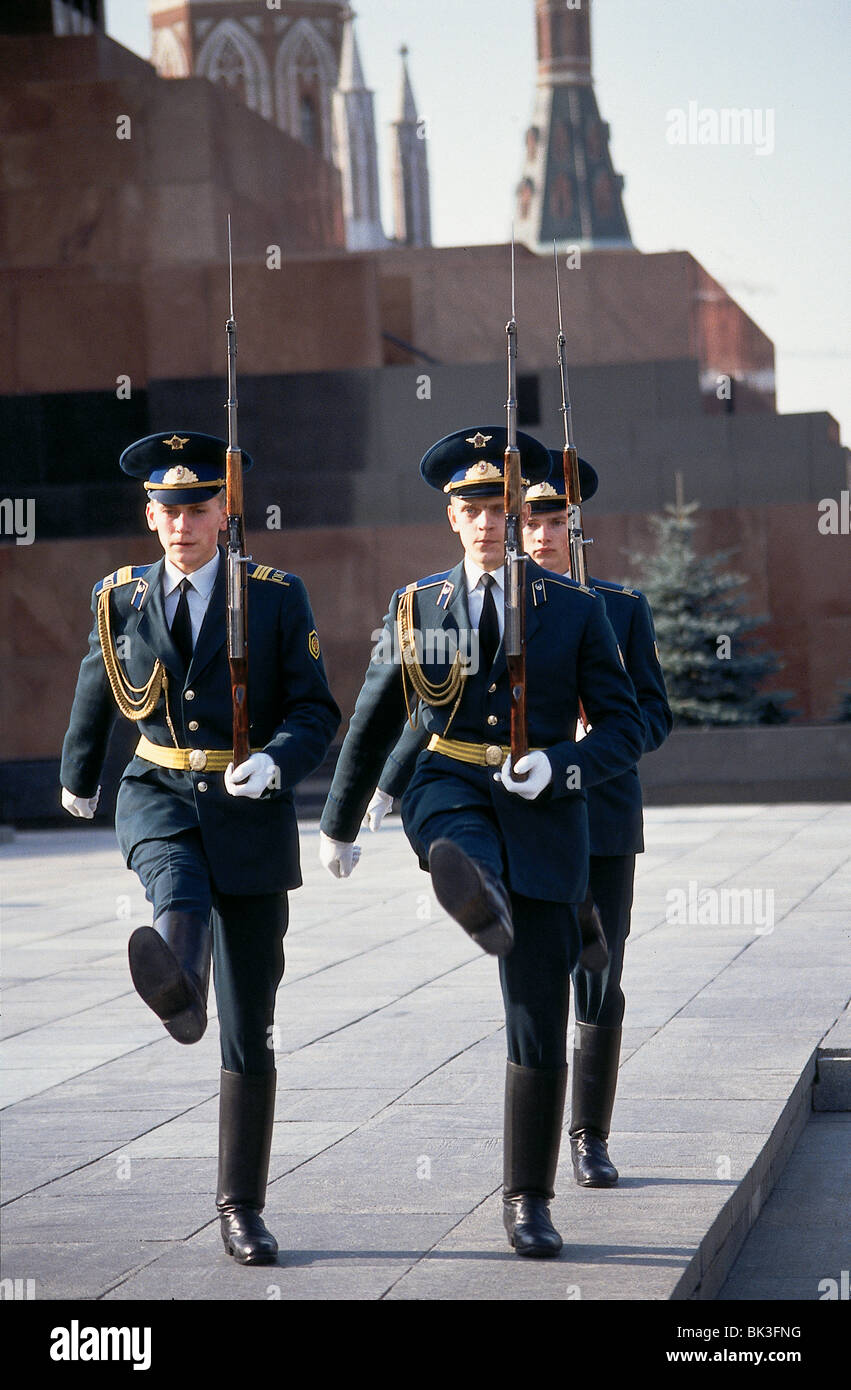 Militärische Ehren Wachen außerhalb Lenin Mausoleum, Roter Platz, Moskau, Russland Stockfoto