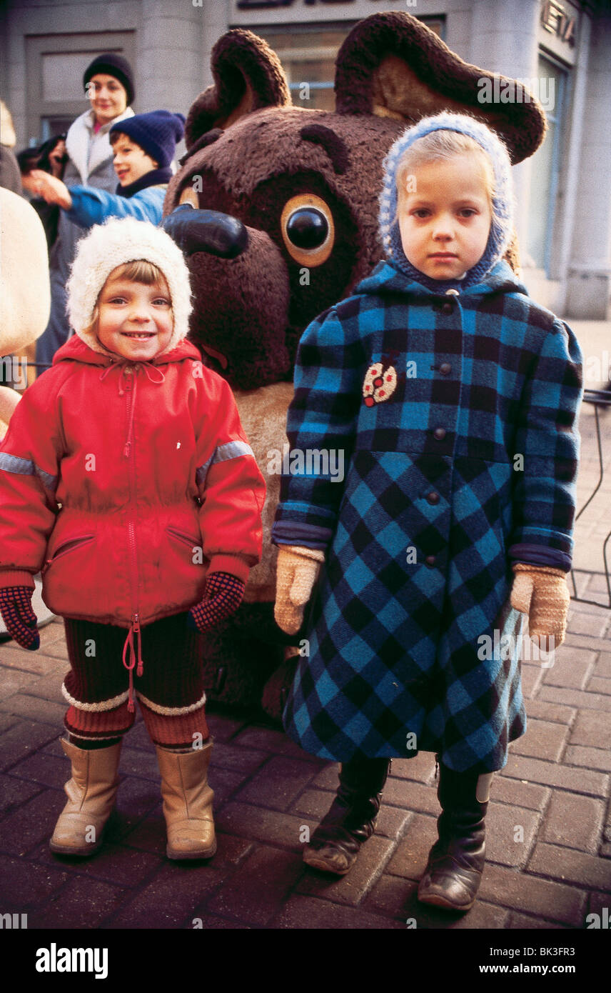Russische Kinder steht man vor einer Cartoon-Maskottchen einer Maus, Moskau Stockfoto