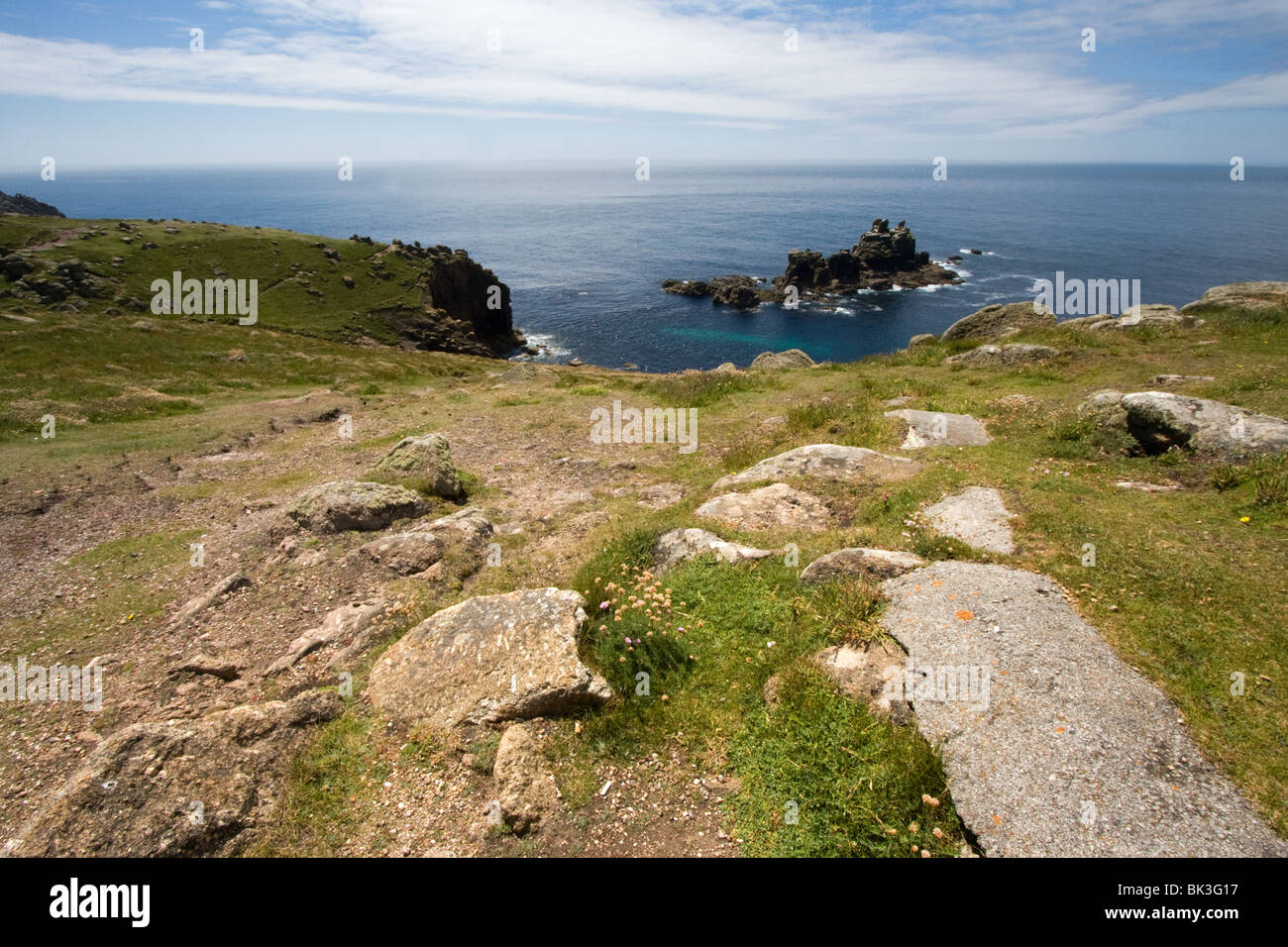 Blick heraus zum Meer von der West-Küste von Cornwall Stockfoto