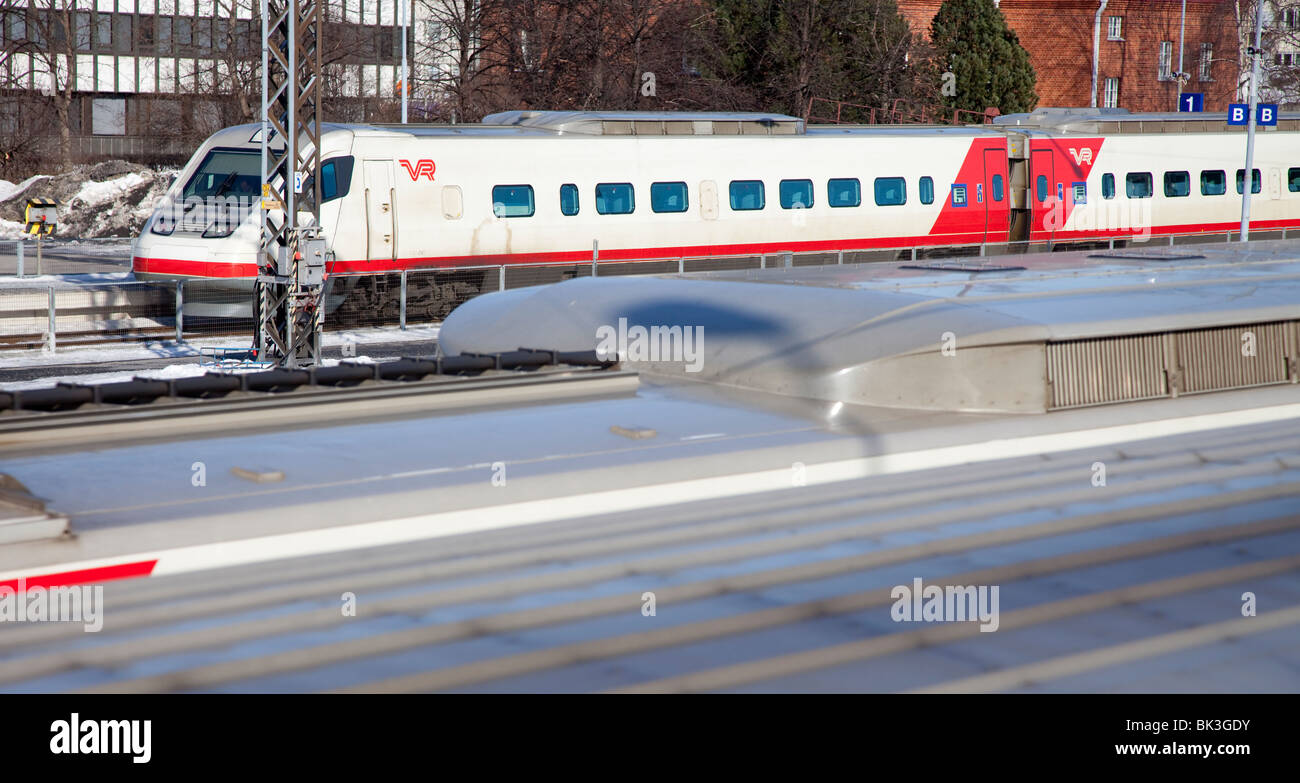 Blick auf eine lange Distanz Personenzug (Pendolino) am Bahnhof Oulu Finnland Stockfoto