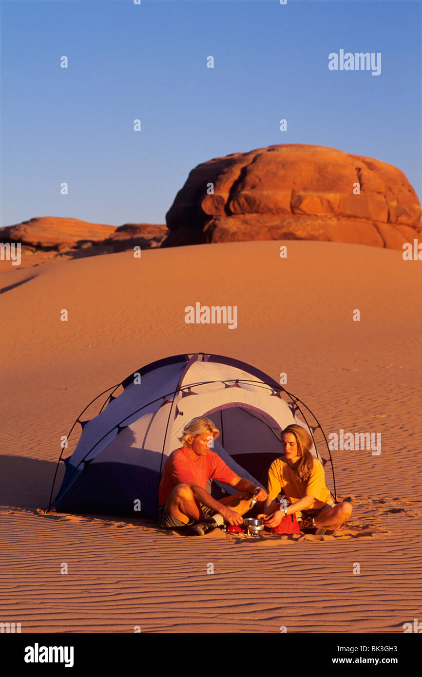 Paar camping in White Wash Dünen südlich von Green River, Utah. Stockfoto