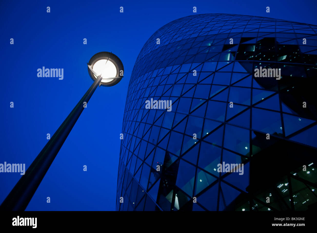 Der Gherkin-Tower in London von Nacht, England, UK Stockfoto