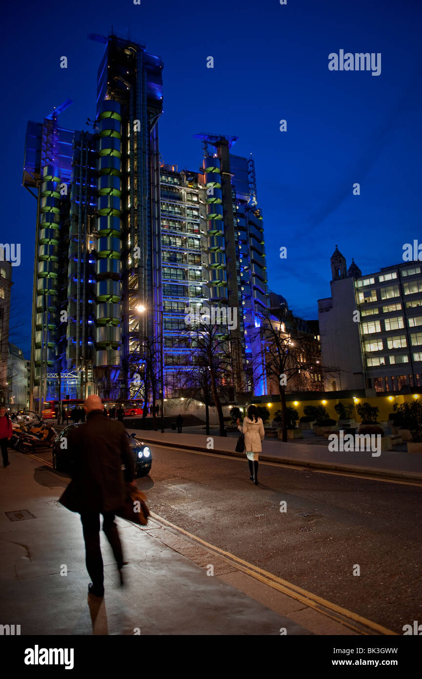 Menschen zu Fuß auf der Vorderseite des Gebäudes in London der LLoyds Bank. Stockfoto