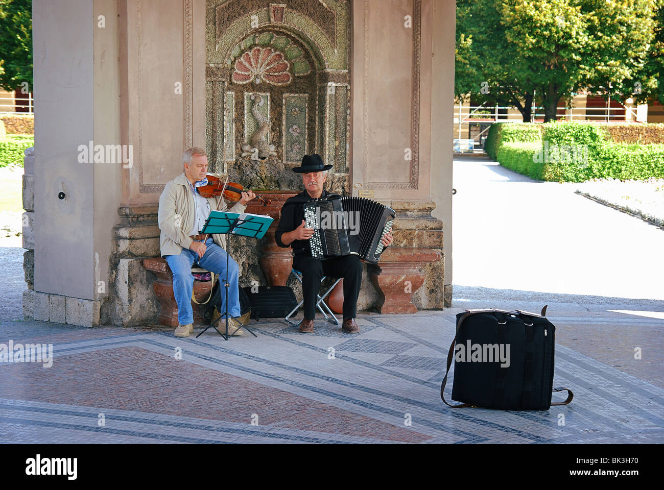 Straßenmusikanten im Pavillon für die Göttin Diana (Dianatempel) in Court Garden (Hofgarten) in München Stockfoto