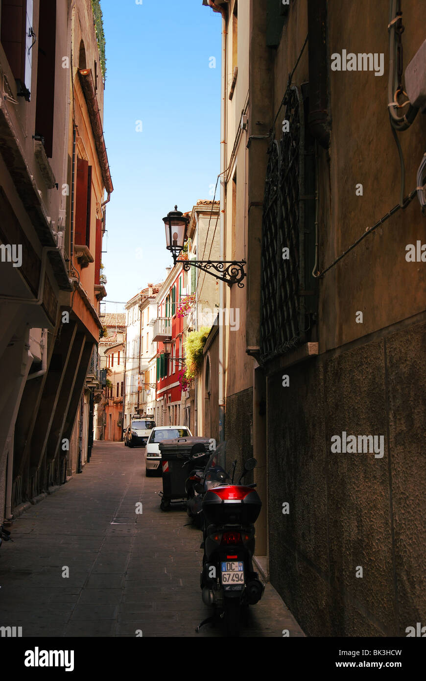 Typische Gasse der italienischen Stadt (Chioggia) Stockfoto