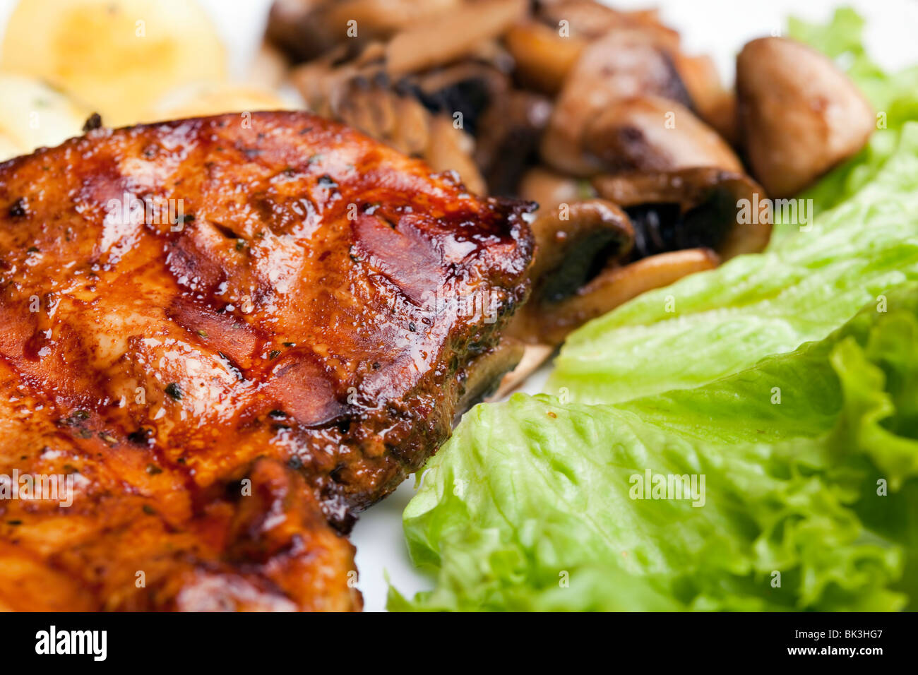 Leckere Grillgerichte, Hühnerfleisch, Bratkartoffeln und Champignons und Schaller Stockfoto