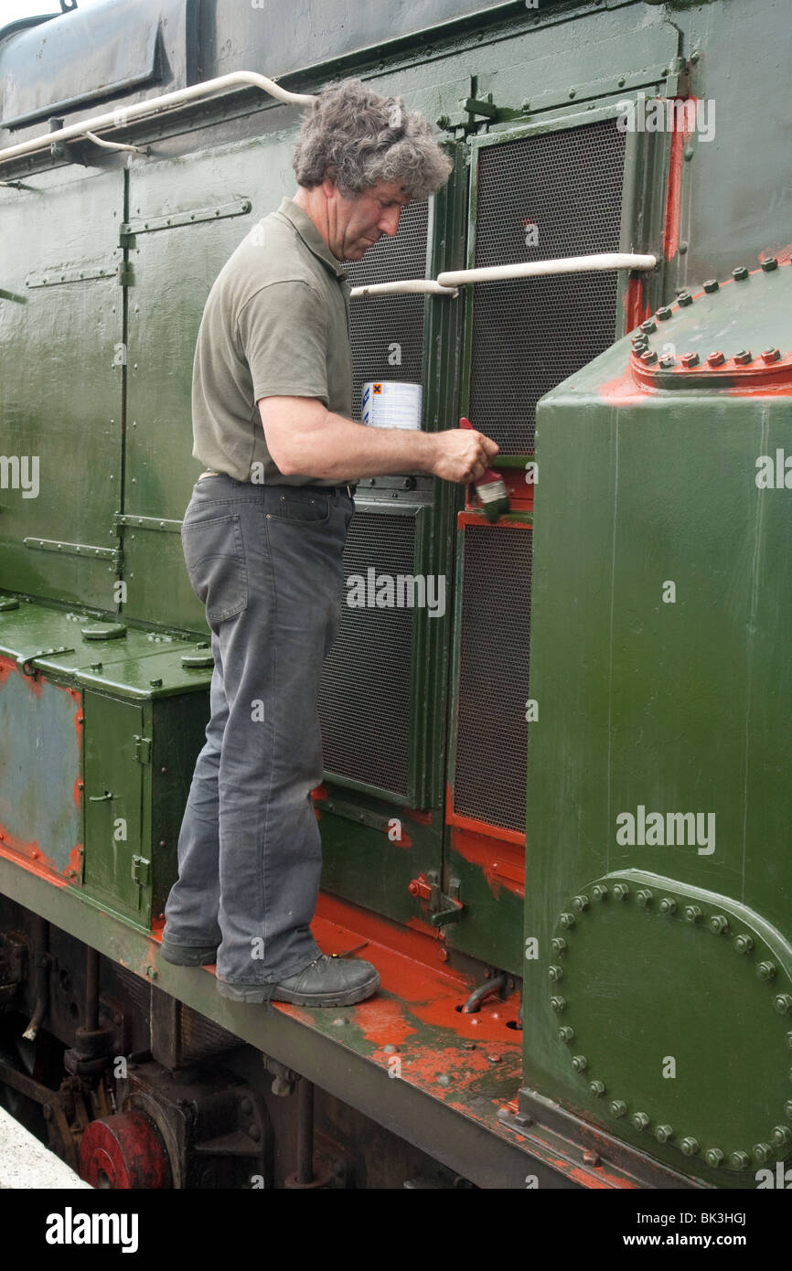 Ein freiwilliger Neulackierung des Motors auf die Bahn Cholsey & Wallingford, Wallingford, Oxfordshire, Vereinigtes Königreich Stockfoto