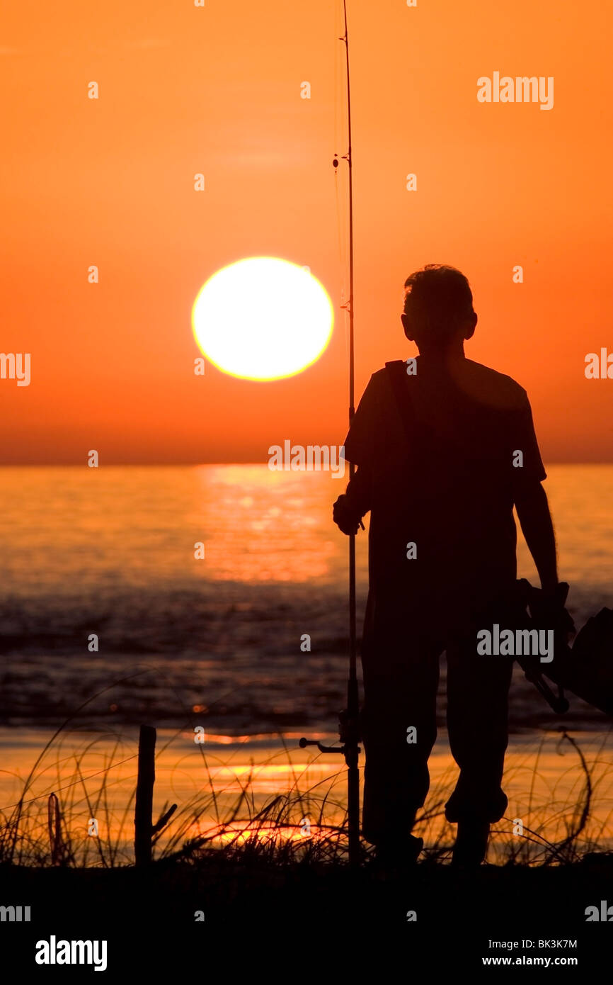 Mann mit Angelrute Sonnenuntergang - Sanibel Island, Florida USA Stockfoto