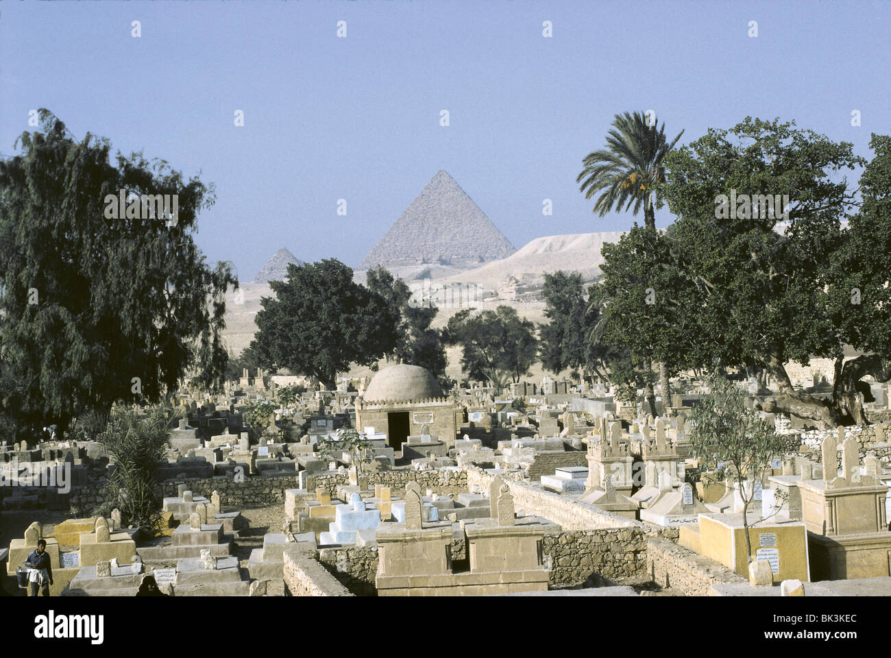 Muslimischen Friedhof und die großen Pyramiden von Gizeh, Ägypten Stockfoto