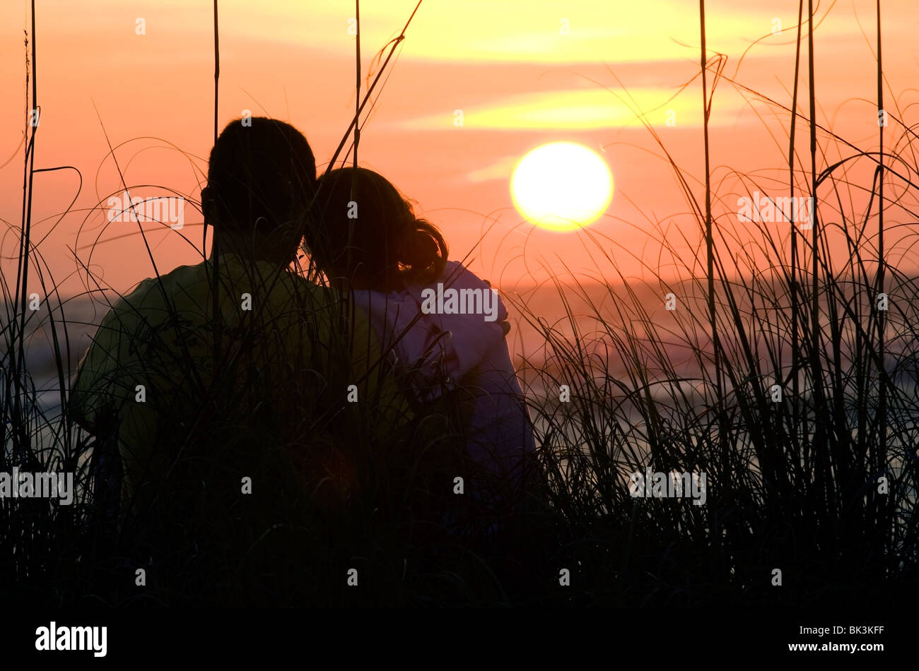 Junges Paar beobachten Sonnenuntergang - Sanibel Island, Florida USA Stockfoto
