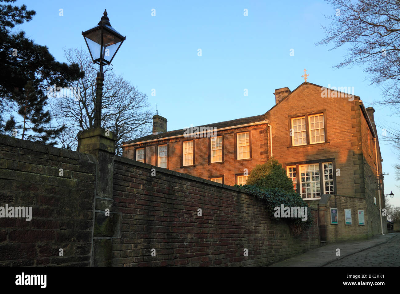 Die Bronte Parsonage Museum, einst die Heimat der Bronte Schwestern in Haworth, West Yorkshire, England, UK Stockfoto