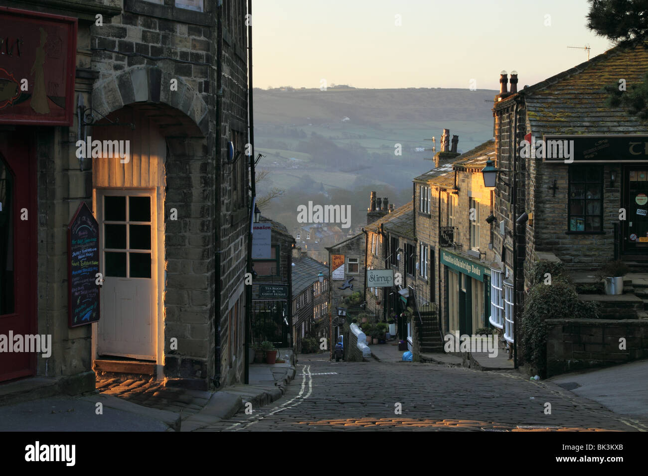 Main Street, in Haworth, West Yorkshire blickte, die berühmt war die Heimat der Bronte Schwestern Stockfoto