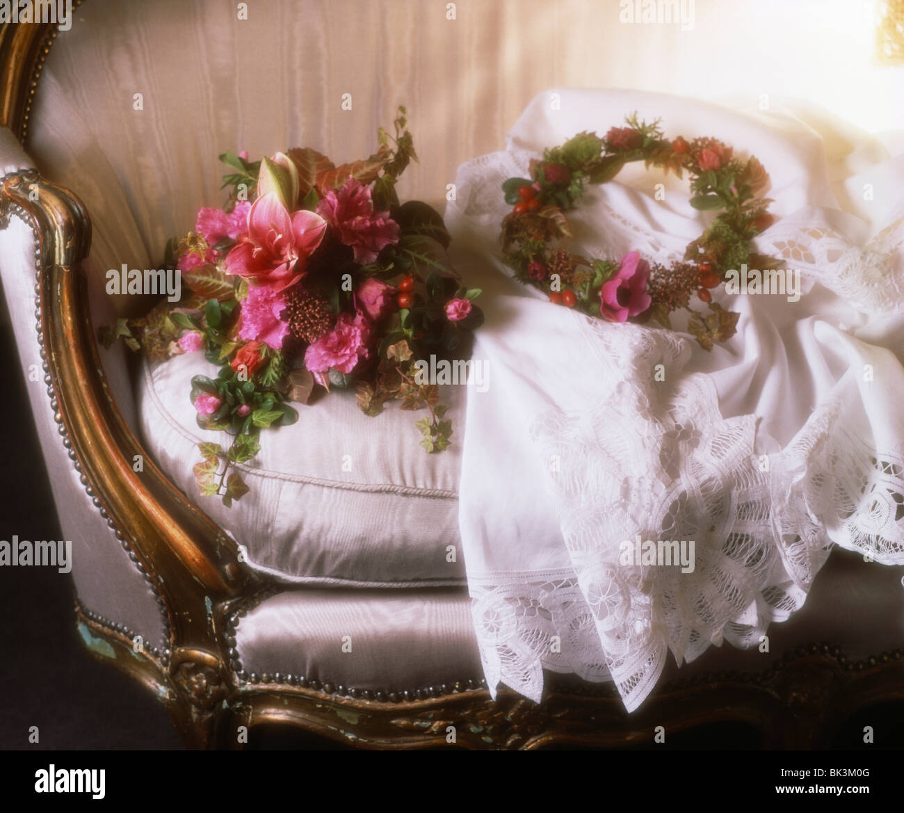 Stillleben mit handgefertigten Brautstrauss rosa Lilien mit frischen Blumen Kopfteil Stockfoto