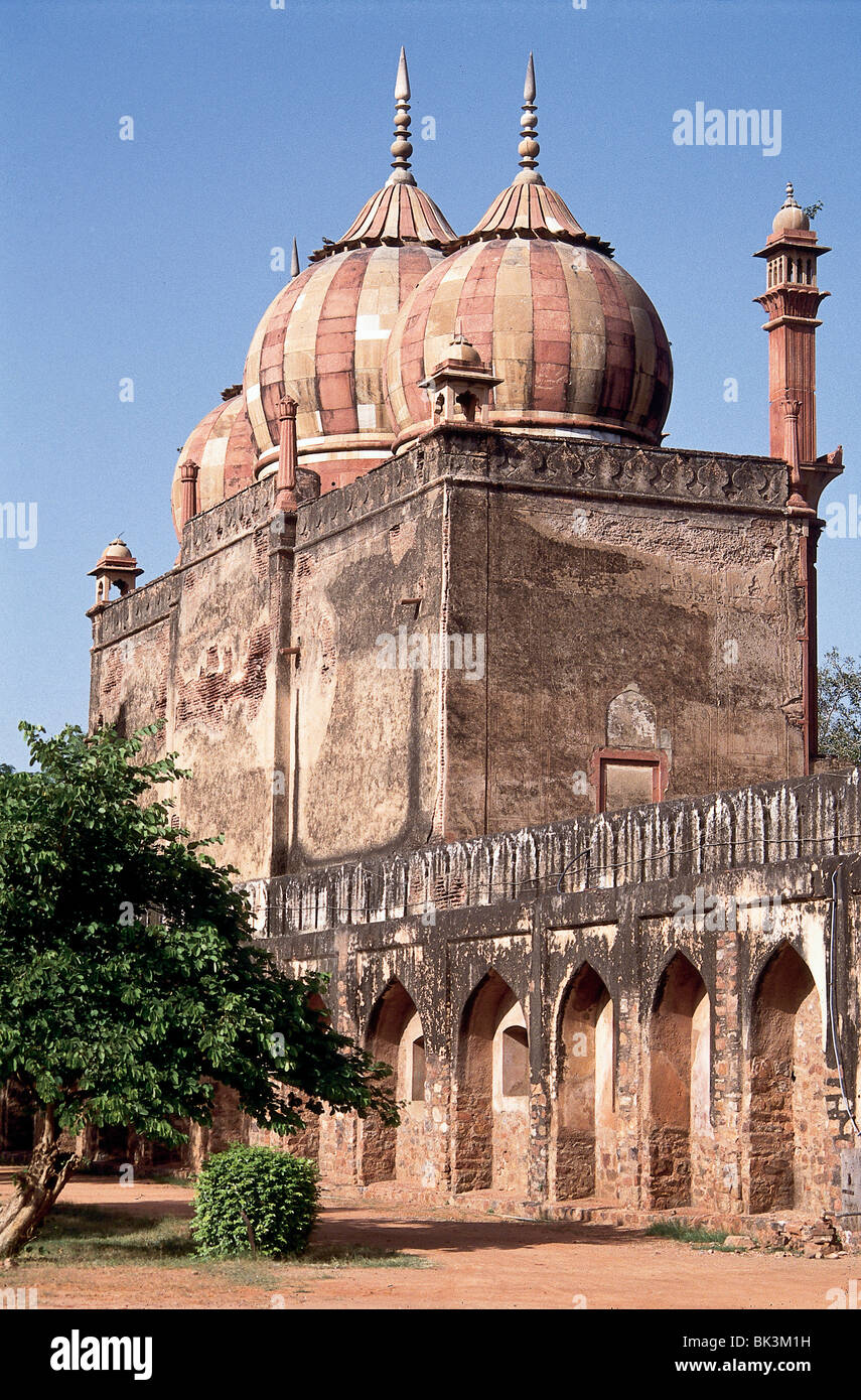 Eine Moschee mit drei, roten und weißen Stein, zwiebelförmigen Kuppeln in Agra, Indien Stockfoto