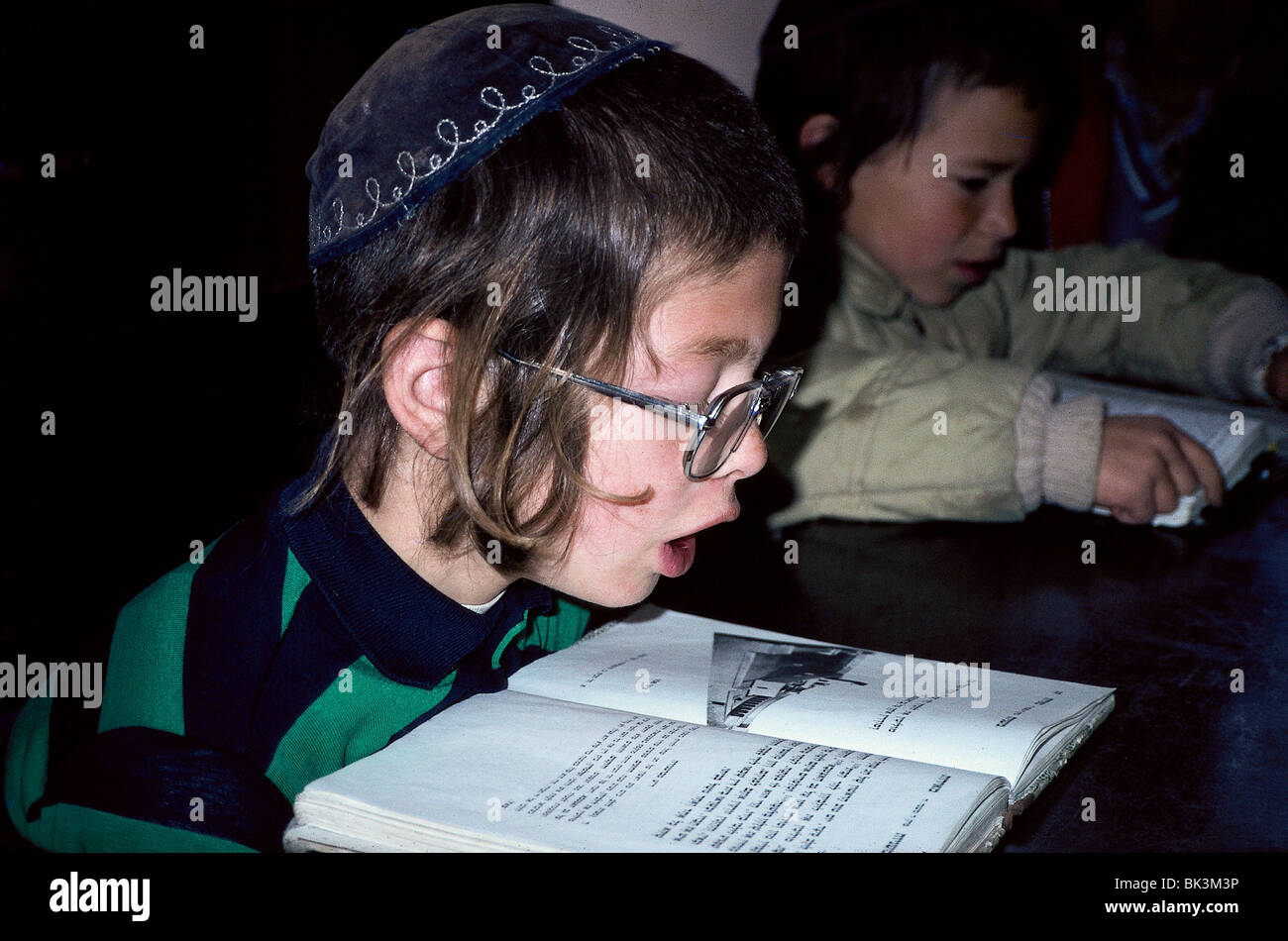 Chassidische Junge liest in Torah School, Israel Stockfoto