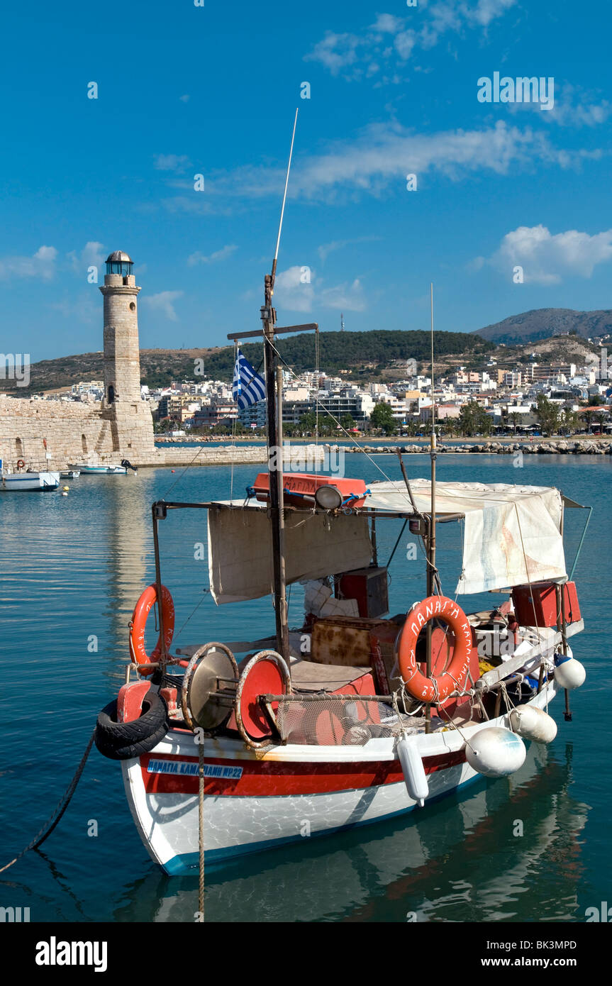 Angelboot/Fischerboot in alten venezianischen Hafen von Rethymnon, Kreta, Griechenland Stockfoto