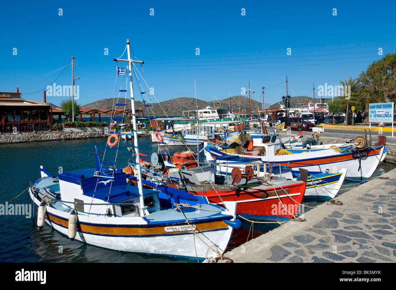 Angelboote/Fischerboote im Hafen von Elounda, Kreta, Griechenland Stockfoto