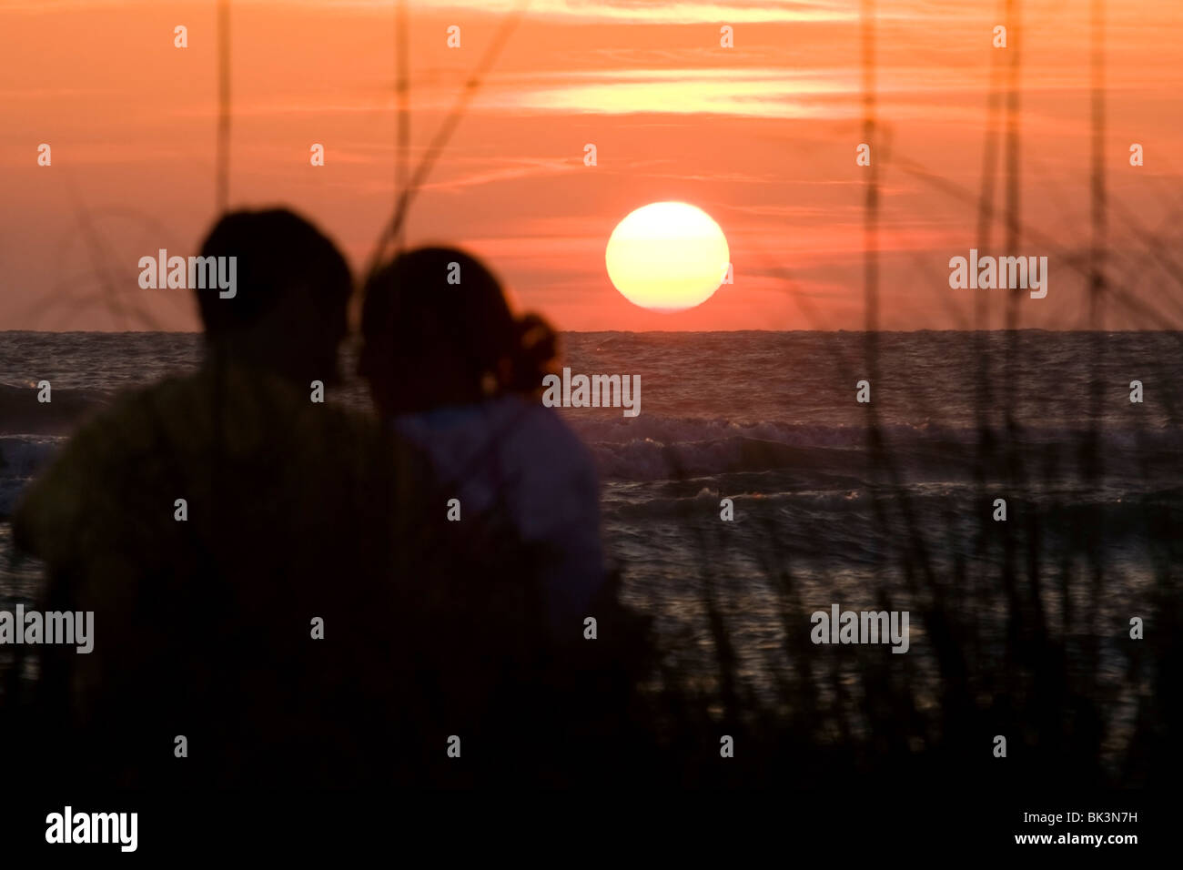 Junges Paar beobachten Sonnenuntergang - Sanibel Island, Florida USA Stockfoto