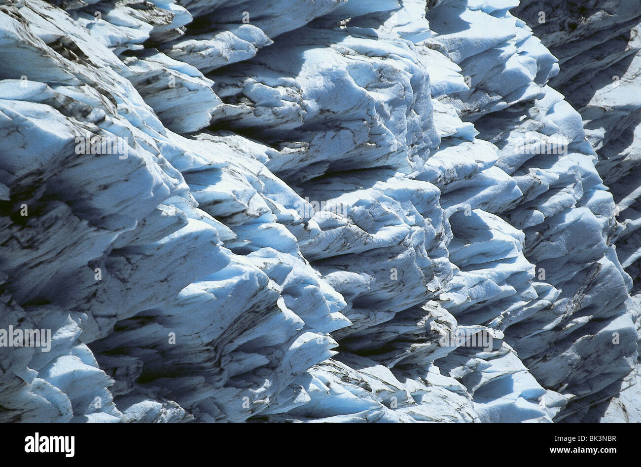 Abstrakter Hintergrund, der eine Nahaufnahme von Schnee und Eis auf einem nordamerikanischen Gletscher im US-Bundesstaat Alaska zeigt Stockfoto