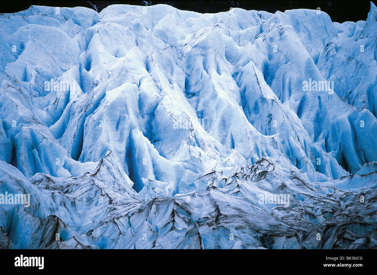 Nahaufnahme der nordamerikanischen Gletscherlandschaft des Portage Glacier nahe dem Wasserrand auf der Kenai-Halbinsel im Bundesstaat Alaska, USA Stockfoto