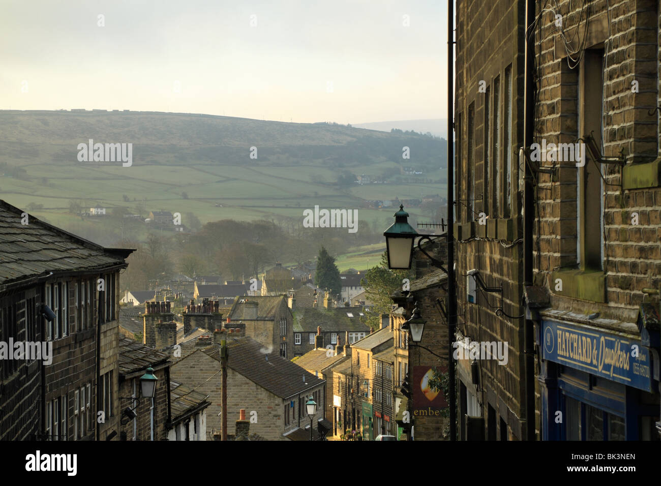 Der Blick nach unten Main Street in Haworth, West Yorkshire, die bekanntlich die Heimat der Bronte Schwestern war Stockfoto