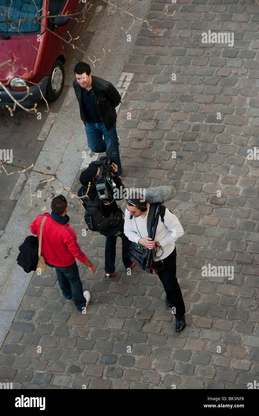 High Angle, französisches T.V.Filmteam arbeitet an der Straße für House Selling Show, Channel 6, Paris, Frankreich, Stephane Plaza, Immobilienmakler, Journalisten arbeiten Stockfoto