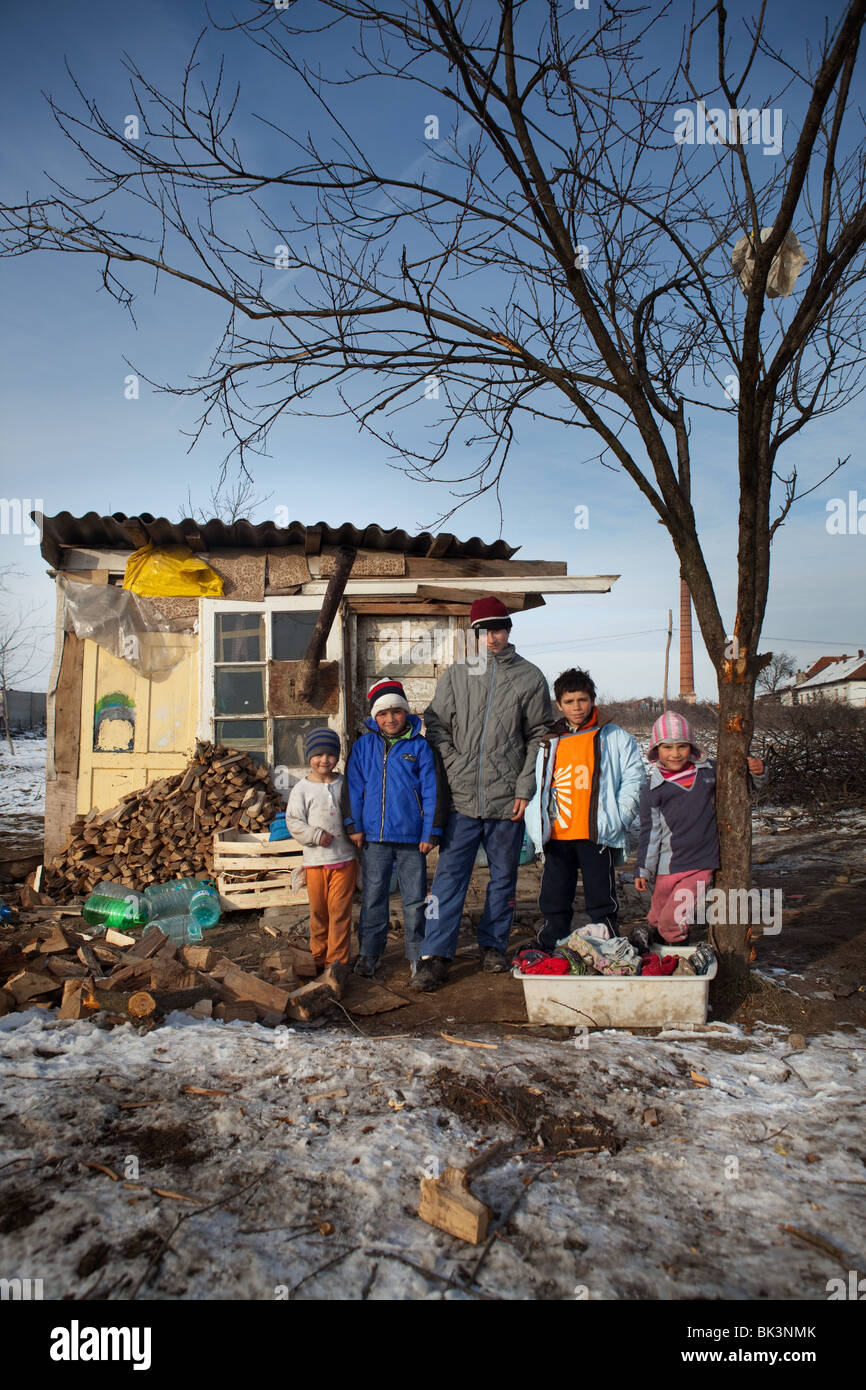 Eine Roma-Familie außerhalb der Hütte teilen sie gemeinsam mit ihren Eltern am Stadtrand von Arad Stockfoto