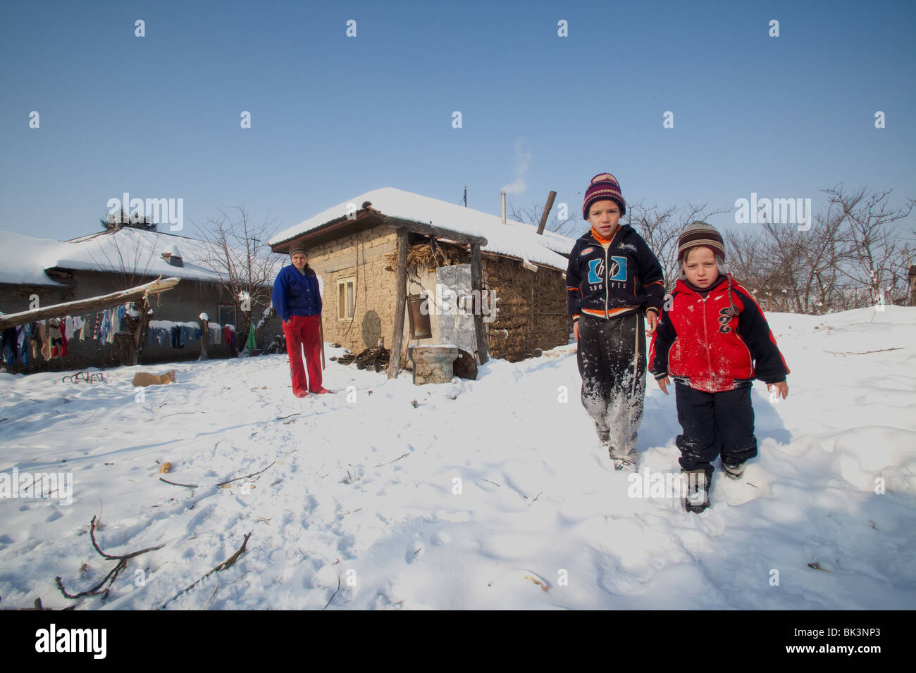 Die Mircea-Familie vor ihrem kleinen Haus in Hulubeni, Rumänien. Stockfoto