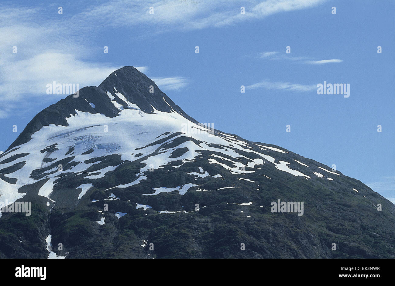 Landschaftlich reizvolle Aussicht auf Schnee und einen nordamerikanischen Berggipfel im Bundesstaat Alaska, USA Stockfoto