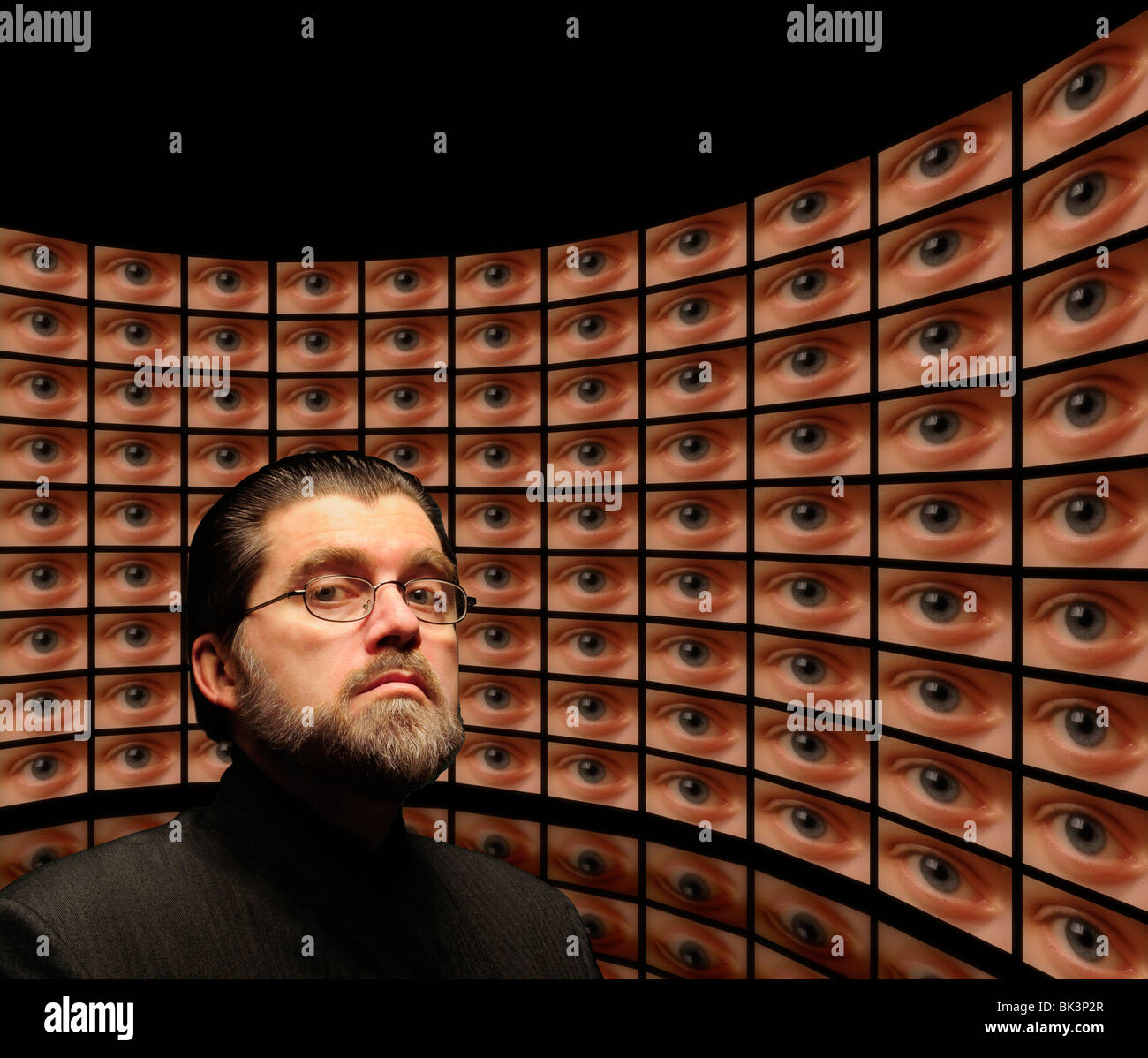 Orwell Bösewicht mit Bildschirmen der Augen auf eine gekrümmte Wand Stockfoto