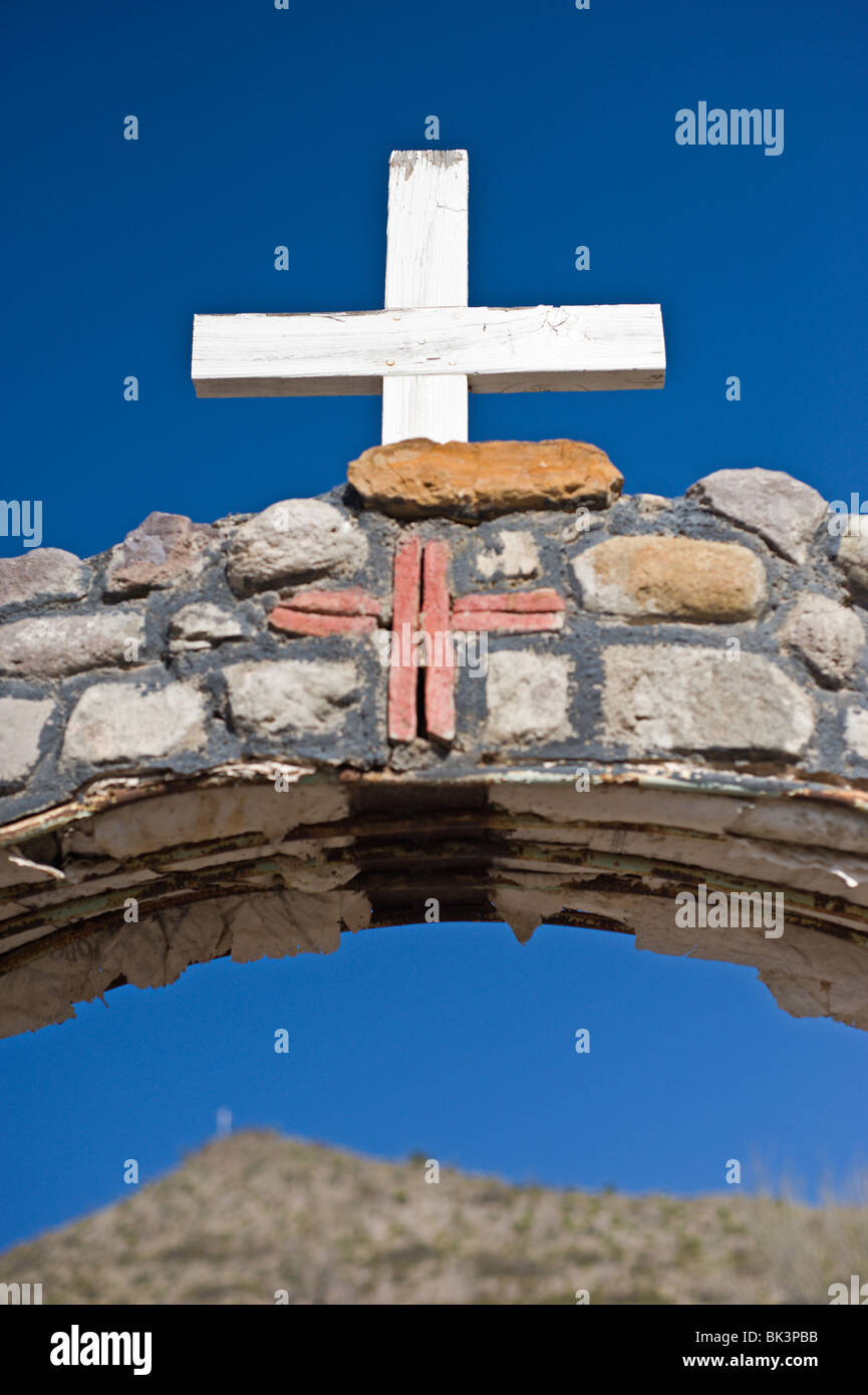 Die Steinbogen und weißen Kreuz Aufstieg unter blauem Himmel, in der Kirche Santo Nino de Atocha in der Nähe von Three Rivers, New Mexico. Stockfoto