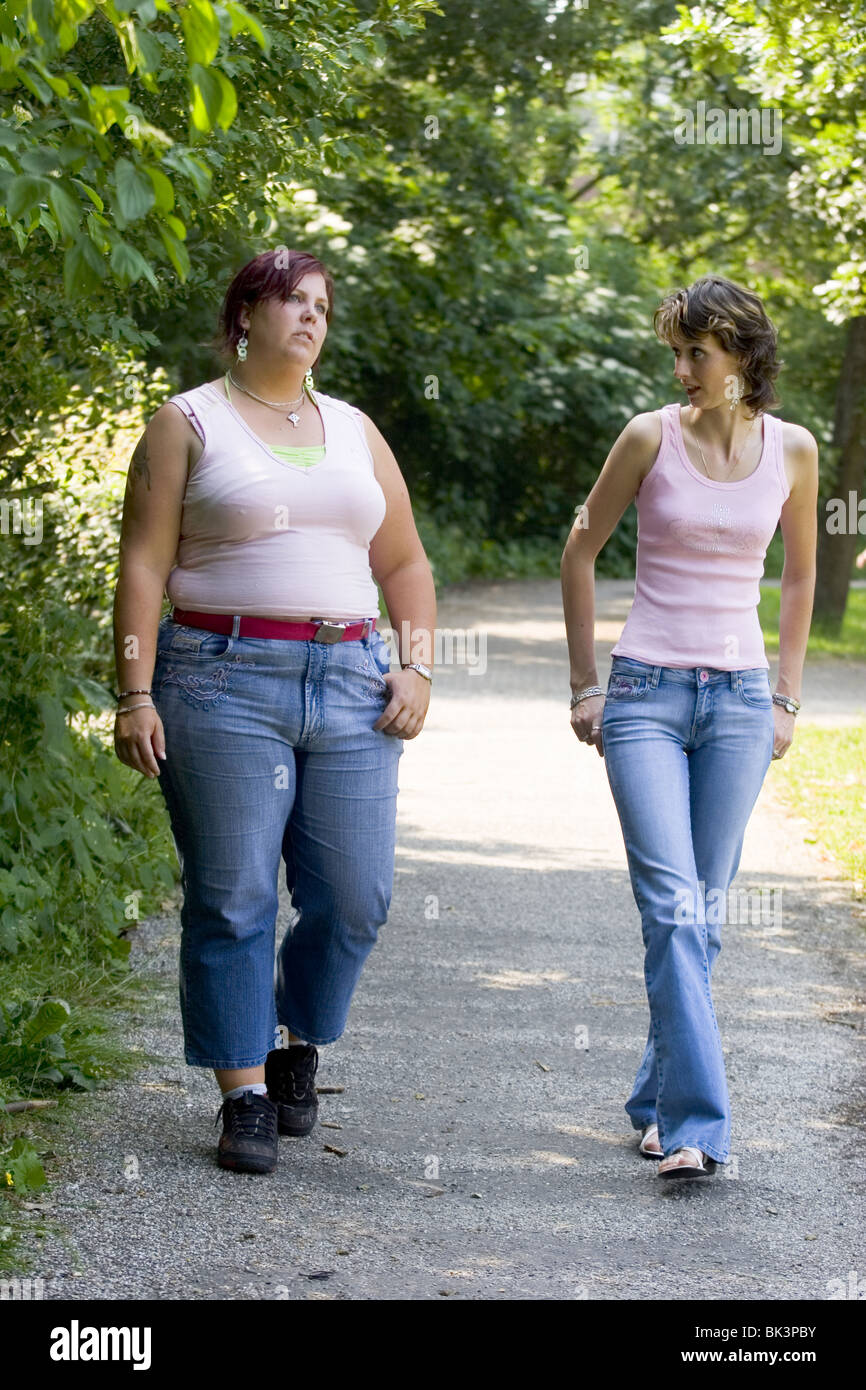 Übergewichtige Und Schlanke Frauen Wandern Routine In Park Und Plaudern 