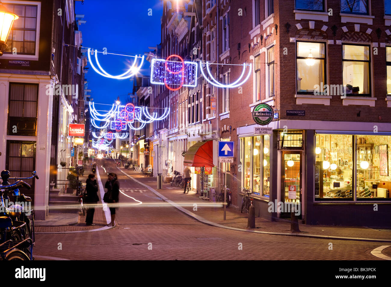De Negen Straatjes - neun 9 Gassen Einkaufsviertel in Amsterdam, Niederlande, Holland. In der Abenddämmerung. Stockfoto