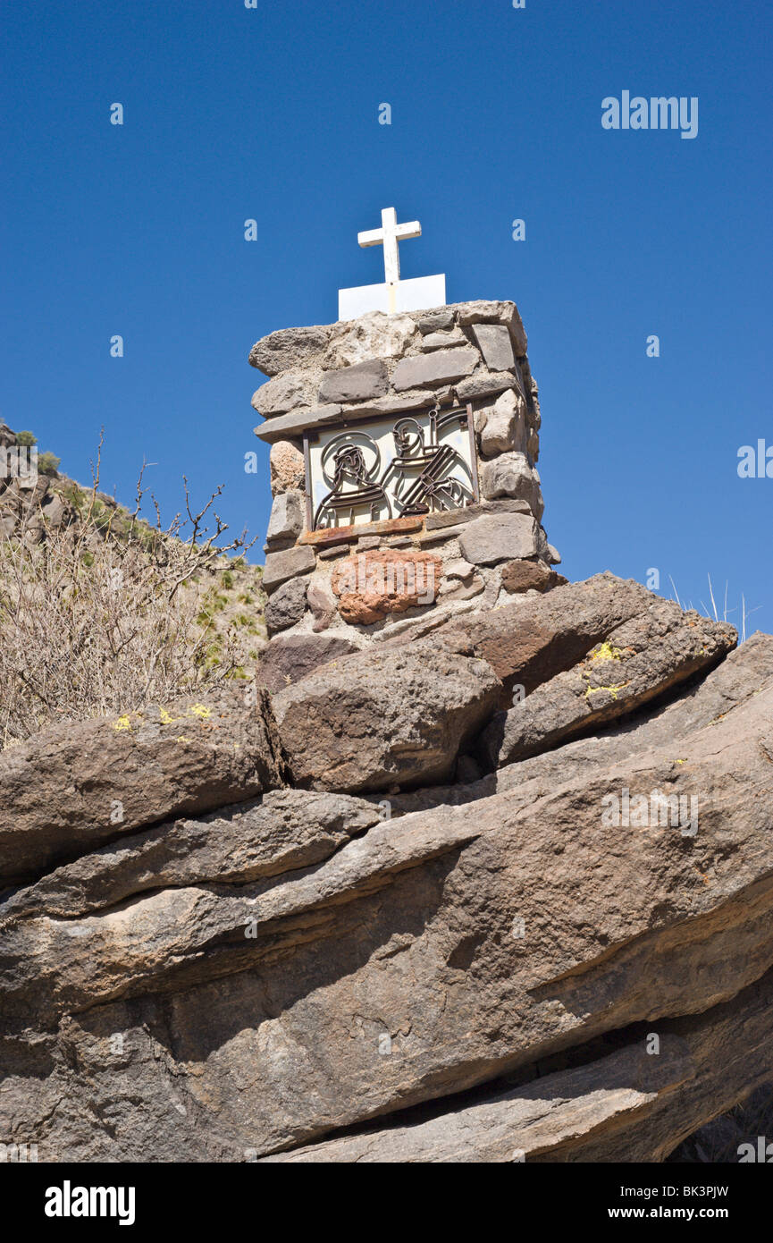 Unter blauem Himmel steht eines der Stein Kreuzweg, Santo Nino de Atocha Kirche, Three Rivers, New Mexico. Stockfoto